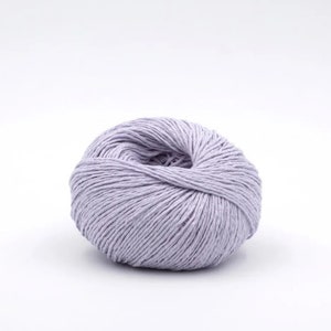 Peut inclure: Une pelote de fil doux de couleur lilas.