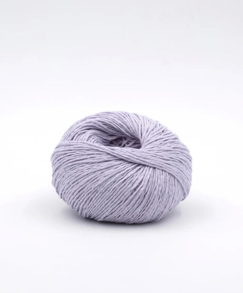 Peut inclure: Une pelote de fil doux de couleur lilas.