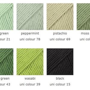 K&ouml;nnte beinhalten: Eine Farbpalette von Garnen in verschiedenen Gr&uuml;n- und Schwarzt&ouml;nen. Die Farben umfassen Mintgr&uuml;n, Pfefferminz, Pistazie, Moosgr&uuml;n, Waldgr&uuml;n, Wasabi und Schwarz. Jede Farbe ist mit ihrem Namen und einer Uni-Farbnummer versehen.