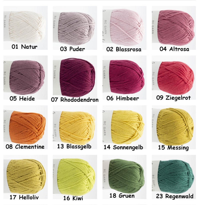 Puede incluir: Una colecci&oacute;n de 12 ovillos de lana en varios colores, incluyendo natural, rosa, rojo, naranja, amarillo y verde. Cada ovillo est&aacute; etiquetado con un n&uacute;mero y una palabra alemana que describe el color.