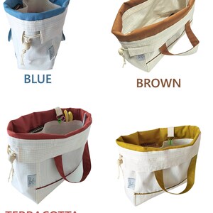 Puede incluir: Cuatro bolsas tote abiertas en azul, marr&oacute;n, terracota y curry. Cada bolsa tiene un patr&oacute;n de cuadr&iacute;cula blanca, un interior de color y un asa a juego. Las bolsas tienen un cierre de cord&oacute;n y un bolsillo peque&ntilde;o. La palabra "LOVE" es visible.