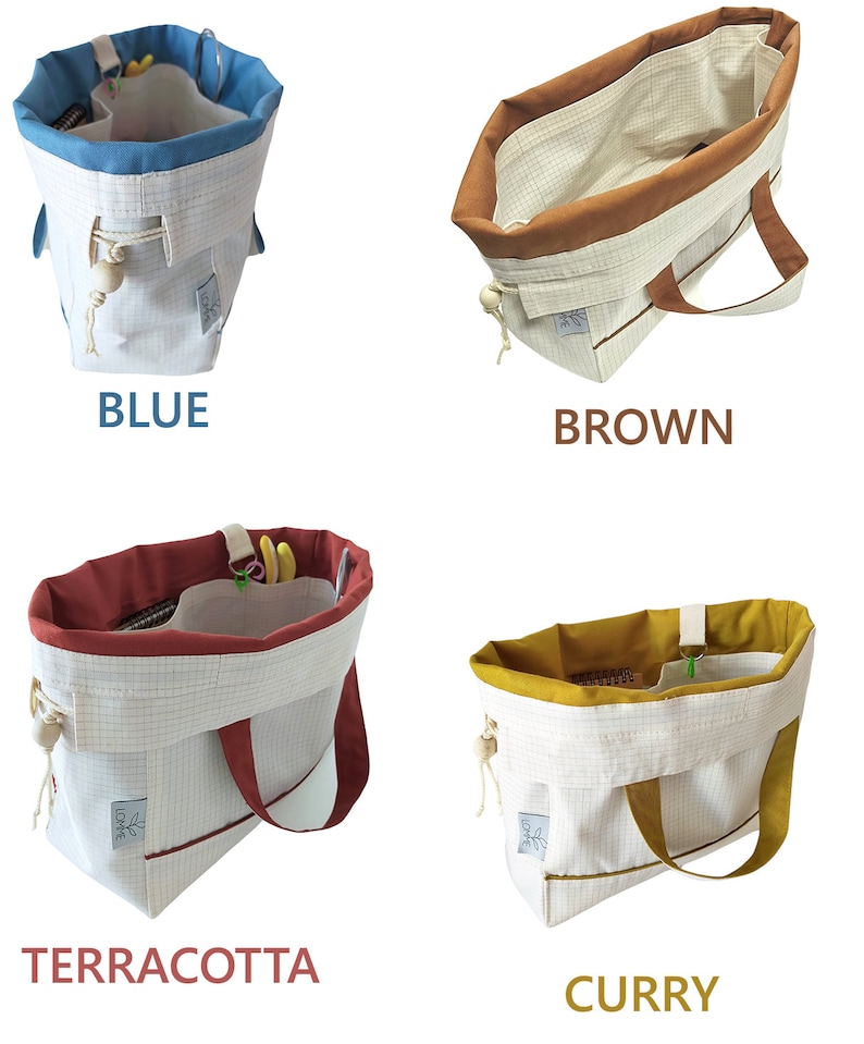 Puede incluir: Cuatro bolsas tote abiertas en azul, marr&oacute;n, terracota y curry. Cada bolsa tiene un patr&oacute;n de cuadr&iacute;cula blanca, un interior de color y un asa a juego. Las bolsas tienen un cierre de cord&oacute;n y un bolsillo peque&ntilde;o. La palabra "LOVE" es visible.