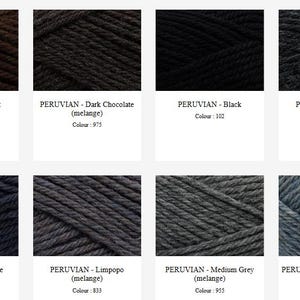 Op de afbeelding: Een raster van acht strengen Peruaans garen in diverse donkere tinten. De kleuren zijn Chestnut 241, Dark Chocolate 975, Black 102, Charcoal 956, Antrachite 219, Limpopo 833, Medium Grey 955 en Granite 812, elk voorzien van naam en kleurcode.