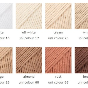 K&ouml;nnte beinhalten: Acht Garnproben in verschiedenen neutralen Farbt&ouml;nen, darunter Wei&szlig;, Off-White, Creme, Weizen, Beige, Mandel, Rost und Braun. Jede Probe ist mit ihrem Farbnamen und einer "Uni Colour"-Nummer versehen.