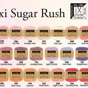 Puede incluir: Una carta de colores de 36 tonos diferentes de hilo de la l&iacute;nea Maxi Sugar Rush de Scheepjes. El hilo es 100% algod&oacute;n mercerizado y es de peso encaje. El hilo est&aacute; disponible en una variedad de colores, incluyendo rosa, morado, rojo, naranja y amarillo.