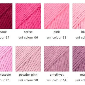 K&ouml;nnte beinhalten: Eine Farbkarte mit acht Garnkn&auml;ueln in verschiedenen Rosa- und Lilat&ouml;nen. Die Farben sind beschriftet: Bordeaux, Cerise, Pink, Blush, Kirschbl&uuml;te, Puderrosa, Amethyst und Mauve. Jede Farbe hat eine entsprechende Uni-Farbnummer.