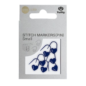 Könnte beinhalten: Packung mit kleinen blauen herzförmigen Maschenmarkierern mit einer Nadel. Die Verpackung ist mit "Stitch Markers (Pin) Small" beschriftet und trägt ein Tulip-Logo.