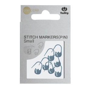 Puede incluir: Un paquete de pequeños marcadores de punto con forma de tulipanes azules. El paquete está etiquetado como "Stitch Markers (Pin) Small" y tiene el logotipo de la marca Tulip.