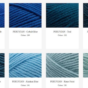 Op de afbeelding: Een raster van acht garenstrengen in diverse blauwe en groenblauwe tinten, gelabeld PERUVIAN met kleurnamen zoals Bright Cobalt, Cobalt Blue, Teal, Storm Blue, Smoke Blue, Alaskan Blue, Rime Frost en Seafoam, elk met een specifiek kleurnummer.