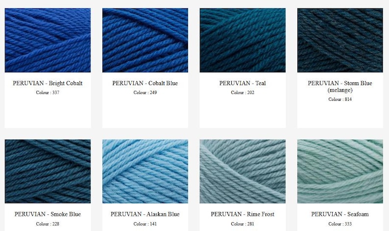 Op de afbeelding: Een raster van acht garenstrengen in diverse blauwe en groenblauwe tinten, gelabeld PERUVIAN met kleurnamen zoals Bright Cobalt, Cobalt Blue, Teal, Storm Blue, Smoke Blue, Alaskan Blue, Rime Frost en Seafoam, elk met een specifiek kleurnummer.