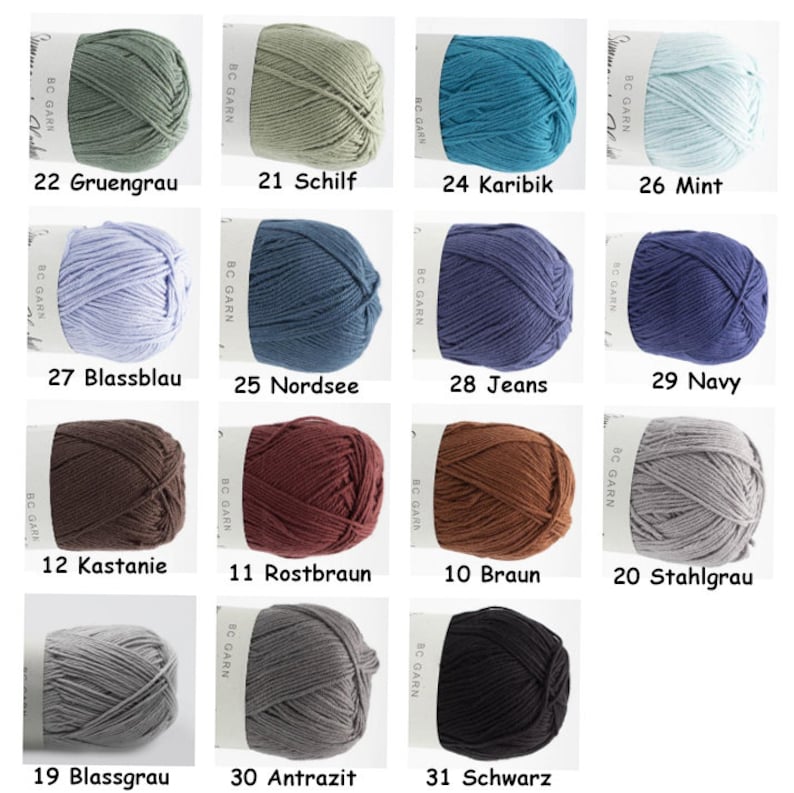 Puede incluir: Una colecci&oacute;n de 12 ovillos de lana en varios colores, incluyendo verde, azul, marr&oacute;n, gris y negro. Cada ovillo est&aacute; etiquetado con un n&uacute;mero y un nombre de color en alem&aacute;n.