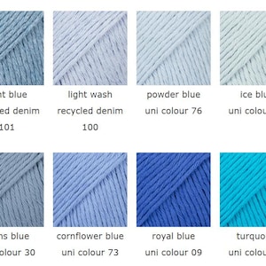 K&ouml;nnte beinhalten: Eine Sammlung von acht Garnstr&auml;ngen in verschiedenen Blau- und T&uuml;rkist&ouml;nen. Die Farben umfassen Hellblau, Light Wash, Puderblau, Eisblau, Jeansblau, Kornblumenblau, K&ouml;nigsblau und T&uuml;rkis. Jeder Strang ist mit seinem Farbnamen und einer Nummer versehen.