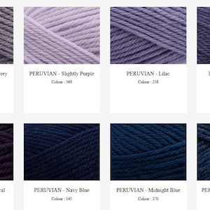 Op de afbeelding: Een raster van acht strengen garen in verschillende tinten blauw en paars. Elk gedeelte toont de tekst PERUVIAN gevolgd door de kleurnaam en het nummer, waaronder Lavender Grey, Slightly Purple, Lilac, Lavender, Grape Royal, Navy Blue, Midnight Blue en Fisherman Blue.