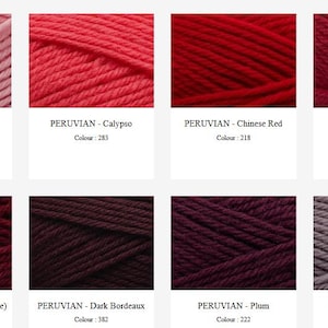 Op de afbeelding: Een raster van acht garenstrengen in diverse tinten waaronder Flamingo, Calypso, Chinese Red, Azalea, Merlot, Dark Bordeaux, Plum en Lilac Fog. Elk vierkant toont de textuur van het garen, de naam PERUVIAN, de specifieke kleurnaam en een nummer.