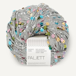 Può includere: Un gomitolo di filato grigio con paillettes colorate. Il filato è etichettato "PALJETT" e include il testo di "SANDNES GARN DEN NORSKE GARNFABRIKKEN SIDEN 1888". Le paillettes sono nelle tonalità del rosa, blu, verde e oro.
