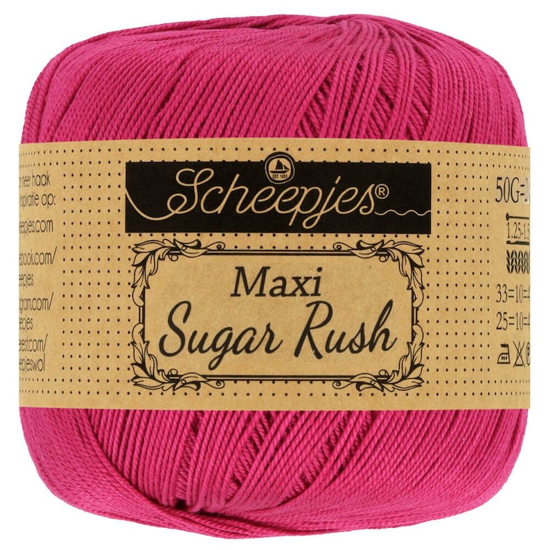 Puede incluir: Una madeja de hilo rosa Scheepjes Maxi Sugar Rush. La etiqueta dice "Scheepjes Maxi Sugar Rush" e incluye informaci&oacute;n sobre el peso y el calibre del hilo.