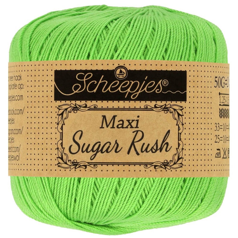 Puede incluir: Una madeja de hilo verde brillante etiquetada "Scheepjes Maxi Sugar Rush" con una etiqueta marr&oacute;n y texto blanco. La etiqueta incluye informaci&oacute;n sobre el peso y la longitud del hilo.