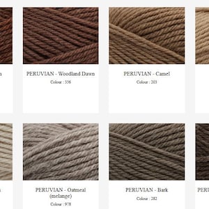 Op de afbeelding: Een raster van acht garenmonsters in diverse bruine en neutrale tinten. Elk vierkant toont een getextureerde streng garen met het label PERUVIAN en een specifieke kleurnaam zoals Cinnamon, Woodland Dawn, Camel, Chai, Marzipan, Oatmeal, Bark of Nougat.