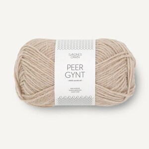May include: A ball of beige yarn labeled "Peer Gynt - 100% norsk ull - Den Norske Garnfabrikken Siden 1888" with the Sandnes Garn logo.