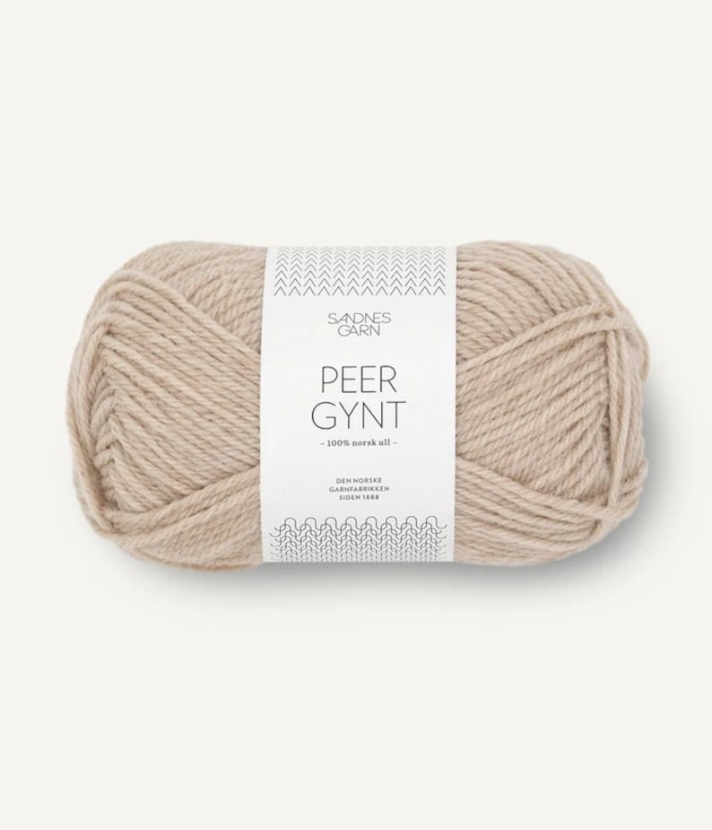 May include: A ball of beige yarn labeled "Peer Gynt - 100% norsk ull - Den Norske Garnfabrikken Siden 1888" with the Sandnes Garn logo.