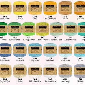 Puede incluir: Una tabla de 48 colores diferentes de hilo, cada color est&aacute; etiquetado con un nombre y un n&uacute;mero. El hilo est&aacute; enrollado alrededor de un peque&ntilde;o carrete de cart&oacute;n.