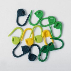 Pack of 30 stitch markers for knitting - Locking stitch markers - Plastic stitch markers - Knitting markers - Knitting supplies