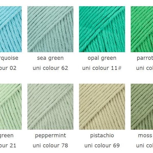 K&ouml;nnte beinhalten: Eine Farbpalette mit acht Garnproben in verschiedenen Gr&uuml;n- und Blaut&ouml;nen. Die Farben sind beschriftet: hellt&uuml;rkis, seegr&uuml;n, opalgr&uuml;n, papageigr&uuml;n, mintgr&uuml;n, pfefferminz, pistazie und moosgr&uuml;n. Jede Probe hat eine entsprechende Uni-Farbnummer.