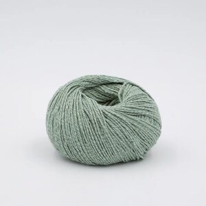 Peut inclure: Une pelote de fil de couleur vert clair.