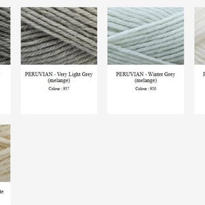 Op de afbeelding: Vijf stalen van Peruaans garen in verschillende tinten. De kleuren zijn lichtgrijs melange 954, zeer lichtgrijs melange 957, wintergrijs melange 950, sneeuwwit 100 en natuurwit 101. Elk staal toont de gedraaide textuur van de vezels.