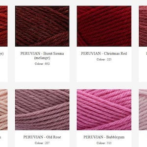 Op de afbeelding: Een raster van acht garenstrengen in verschillende tinten rood en roze. De kleuren zijn gelabeld als PERUVIAN Rust, Burnt Sienna, Christmas Red, Rosewood, Light Blush, Old Rose, Bubblegum en Ballerina, elk met een bijbehorend kleurnummer.