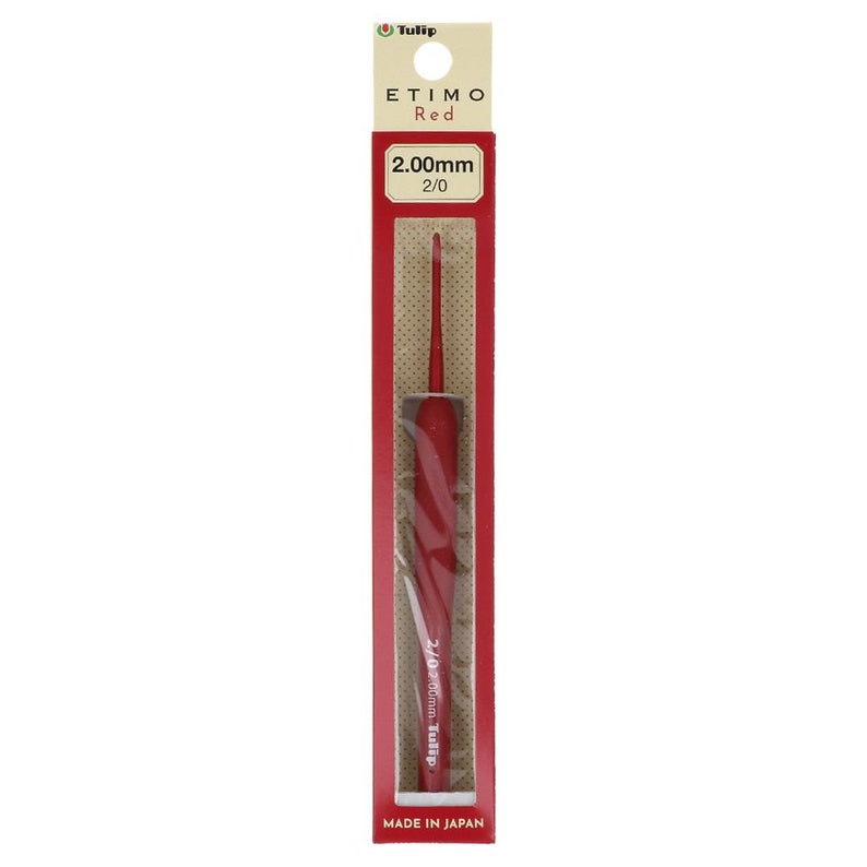 Puede incluir: Un ganchillo rojo de 2,00 mm de la l&iacute;nea Etimo de Tulip. El ganchillo est&aacute; empaquetado en una funda de pl&aacute;stico transparente con un respaldo de cart&oacute;n rojo y marr&oacute;n. El empaque incluye el nombre de la marca, el nombre del producto, el tama&ntilde;o y "Hecho en Jap&oacute;n".