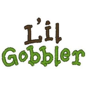 Puede incluir: Diseño bordado con el texto "Lil' Gobbler" en letras marrones y verdes.