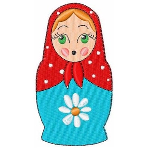 Könnte beinhalten: Eine rot-weiße Polka-Dot-Nistpuppe mit einem blauen Kleid und einer weißen Margerite auf der Vorderseite. Die Puppe hat blonde Haare, grüne Augen und einen roten Schal.