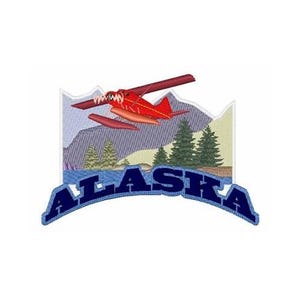 以下が含まれることがあります： 山と木々の上を飛ぶ赤と白の飛行機。飛行機の下には青い文字で「ALASKA」と書かれている。