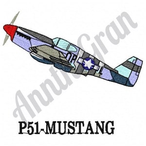 Op de afbeelding: Geborduurd P-51 Mustang vliegtuig in blauw, grijs en rood, tegen een witte achtergrond. De propeller is rood en grijs. De tekst "P51-MUSTANG" staat onder het vliegtuig.
