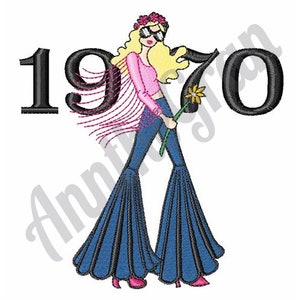 Op de afbeelding: Een retro-illustratie van een vrouw met blond haar die een roze shirt, een broek met wijde pijpen en een bloemenkrans draagt. De vrouw houdt een bloem vast en de tekst "1970" staat op de achtergrond.
