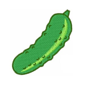 Op de afbeelding: Geborduurde patch van een groene augurk met een lichtgroen midden en een getextureerd oppervlak. De augurk heeft een gekartelde rand en een klein steeltje aan de bovenkant. De patch staat op een witte achtergrond.