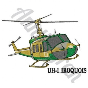 Op de afbeelding: Een groene en gele helikopter met de tekst "UH-1 IROQUOIS" eronder. De helikopter heeft een grote, ronde cockpit en een lange, dunne staart.