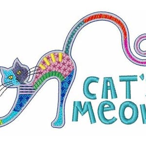 Op de afbeelding: Geborduurd kattenontwerp met een kleurrijk patchworkpatroon in blauw, roze, geel en groen. De staart van de kat krult in een spiraal en de tekst "CAT'S MEOW" is turquoise.