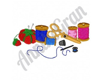 Op de afbeelding: Een set naaigerei, inclusief een naaldenkussen, drie spoelen garen in blauw, roze en rood, een gouden schaar, een vingerhoed, een naald en een spoel blauw garen.