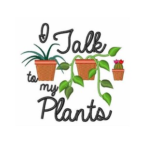 Könnte beinhalten: Stickerei mit dem Text "I Talk to My Plants" und drei Topfpflanzen, darunter ein Kaktus, eine Blattpflanze und eine Hängepflanze.