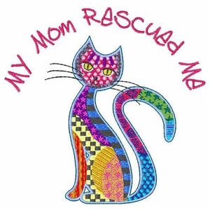 以下が含まれることがあります： ピンクの文字「My Mom Rescued Me」とカラフルな刺繍で描かれた猫の図柄です。