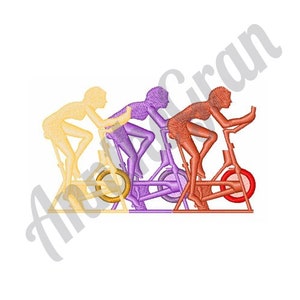 Könnte beinhalten: Drei Personen fahren in einer Spin-Klasse auf stationären Fahrrädern. Die Fahrräder stehen in einer Reihe, wobei die Person vorne ein gelbes Outfit trägt, die Person in der Mitte ein lilafarbenes Outfit und die Person hinten ein rotes Outfit trägt.