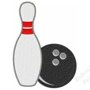Op de afbeelding: Een borduurpatroon met een witte bowlingkegel met twee horizontale rode strepen bij de hals en een zwarte bowlingbal met drie grijze vingergaten, alles omlijnd met een donkergrijze rand met de tekst Embroidery Patterns.