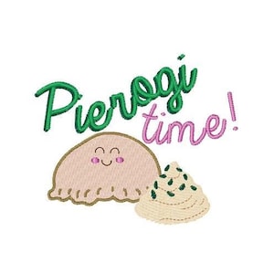 Puede incluir: Diseño de bordado verde y rosa con el texto "Pierogi time!" y un pierogi de dibujos animados con una cara sonriente.