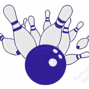 Puede incluir: Un diseño de bordado que muestra una bola de bolos azul oscuro sólida con tres agujeros blancos para los dedos, situada frente a varios bolos blancos con rayas azules. Los bolos están dispersos como si hubieran sido golpeados por la bola.