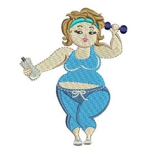 Op de afbeelding: Een geborduurd ontwerp van een cartoonvrouw die blauwe sportkleding draagt en een halter heft. Ze houdt een waterfles in haar andere hand.