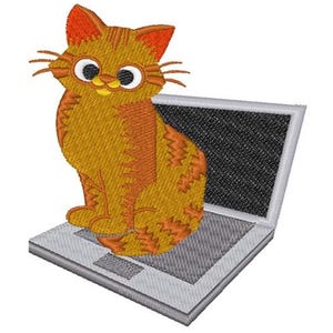 Puede incluir: Diseño bordado de un gato de dibujos animados sentado en un portátil. El gato es naranja y amarillo con rayas naranjas y una cara sonriente. El portátil es plateado con una pantalla negra.