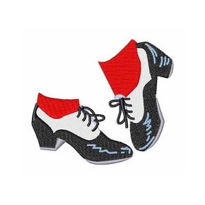 Puede incluir: Ilustración bordada de un par de zapatos de claqué. Los zapatos son negros y blancos con detalles rojos en la parte superior y el talón. Los zapatos tienen cordones negros y un diseño en zigzag en el lateral.