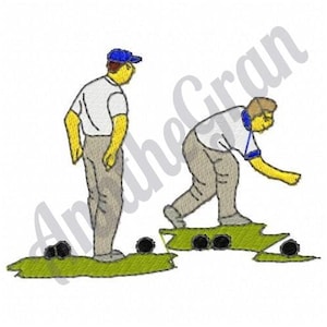 Pode incluir: Duas pessoas jogando boliche em um gramado. Uma pessoa está lançando uma bola enquanto a outra observa. As bolas estão em um gramado verde.